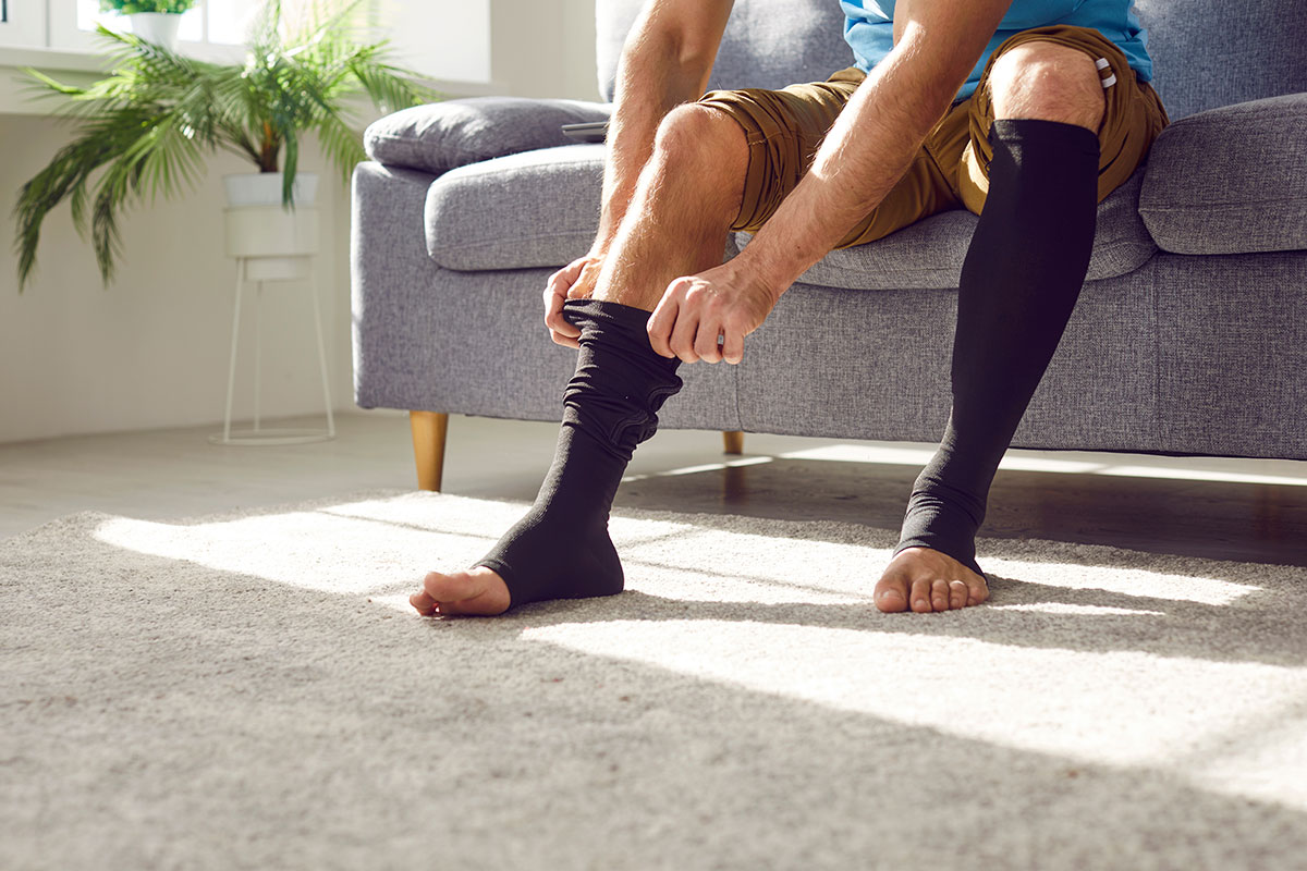 Les contentions pour les jambes sont des dispositifs médicaux pour les personnes qui souffrent de problèmes circulatoires, de blessures sportives ou d'autres affections des membres inférieurs.